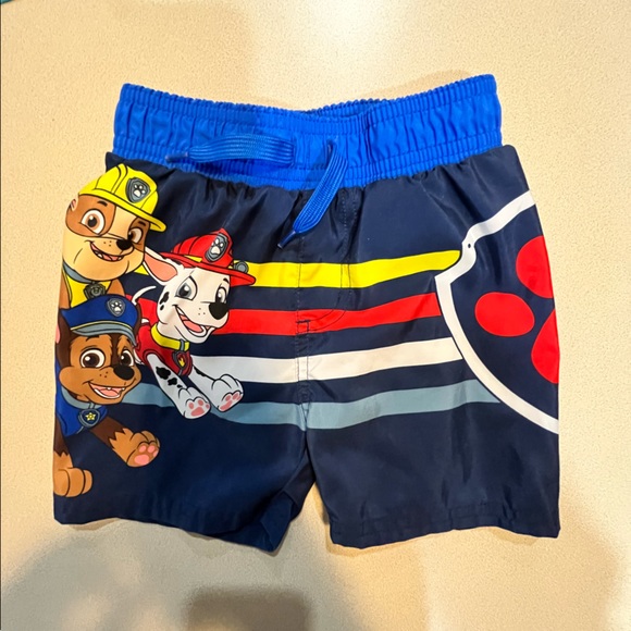 EUC Boys 2T swim bundle - 7 pieces - rash guards and swim trunks - Picture 6 of 8